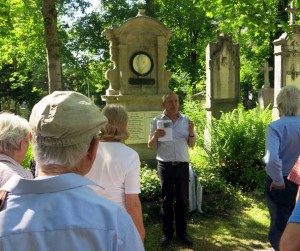Roland Paul erläutert pfälzisch-bayerische Biografien auf dem Alten Südfriedhof Foto: Bezirksverband Pfalz