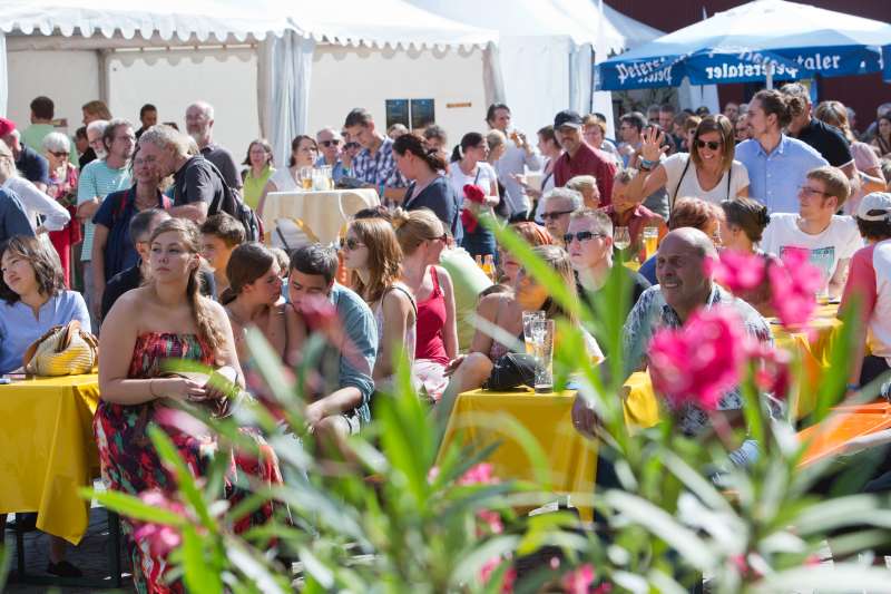 Ambiente am Platz der Partnerschaft (Foto: Bernward Bertram)