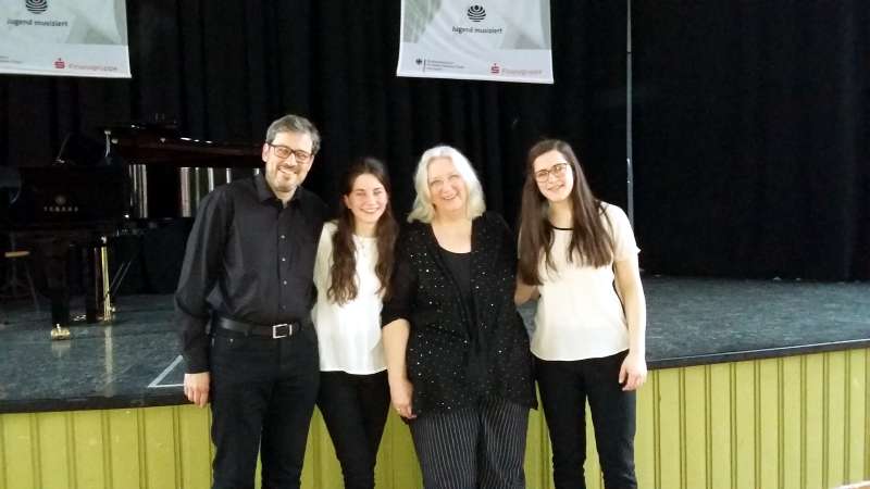 Mike Thisling-Pfeifer (Vater der Schwestern, der die Klavierbegleitung beim Wettbewerb übernahm), Martha Pfeifer (Ludwigshafen), Musikschullehrerin Judith Janzen und Elisa Pfeifer (Ludwigshafen). (Foto: Rhein-Pfalz-Kreis)