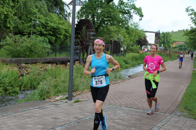 Viola Stras vor Gundi Weckenmann (Foto: Veranstalter)