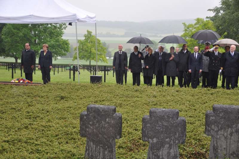 Bundeskanzlerin Angela Merkel und der französische Präsident François Hollande gedenken der Opfer der Schlacht um Verdun auf der deutschen Kriegsgräberstätte in Consenvoye (Foto: Volksbund Deutsche Kriegsgräberfürsorge e.V.)