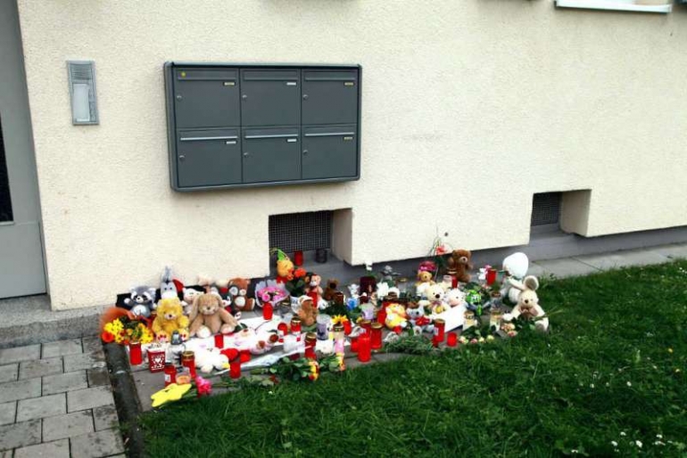 Vor dem Haus, wo sich die Tragödie abspielte, legen immer wieder Menschen Blumen und Kinderspielzeuge ab