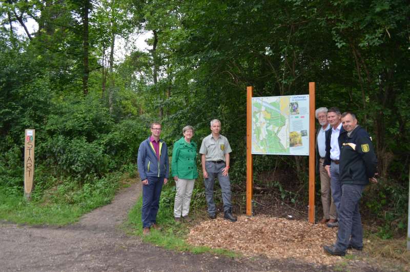 Umweltbürgermeisterin Felicitas Kubala weiht die neuen Laufstrecken im Dossenwald ein. Mit dabei (v. l. n. r.): Uwe Kaliske, Fachbereich Sport & Freizeit, Norbert Krotz, Revierleiter, Rolf Dieter Freundeskreis Dossenwald, Markus Roeingh & Sebabastian Eick (Foto: Stadt Mannheim)