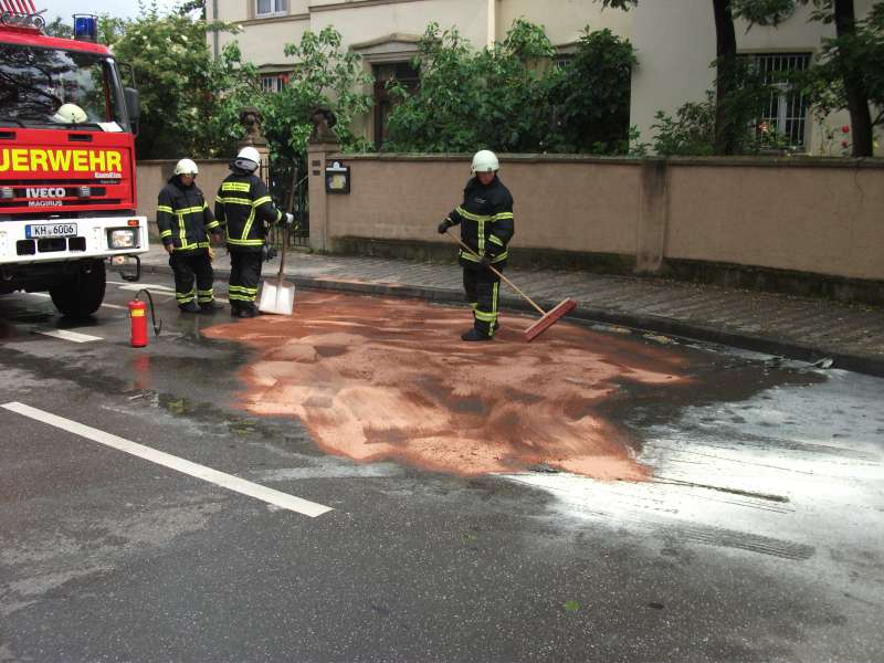 Ausgelaufene Betriebsstoffe wurden gebunden und anschließend beseitigt (Foto: Feuerwehr Bad Kreuznach)