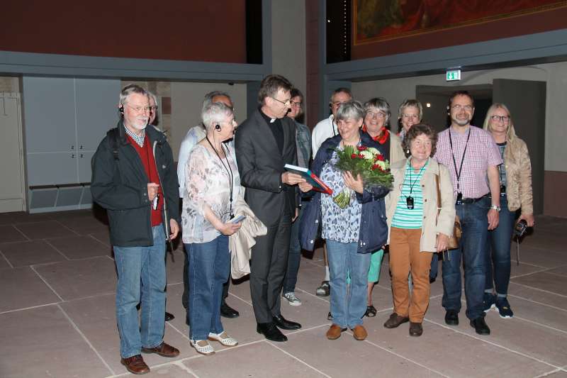 Elli Zimpelmann aus Limburgerhof im Kreise ihrer Presbyteriumskolleginnen und -kollegen und Pfarrer Martin Grimm (Foto: Friederike Walter © Domkapitel Speyer)