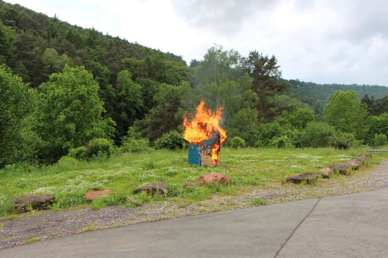 Es galt das brennende Haus zu löschen (Foto: Feuerwehr Presseteam der VG Lambrecht)