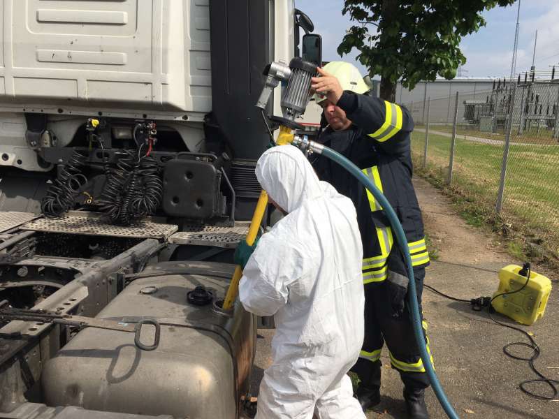 Die Feuerwehr pumpte Kraftstoff ab (Foto: Ralf Mittelbach)