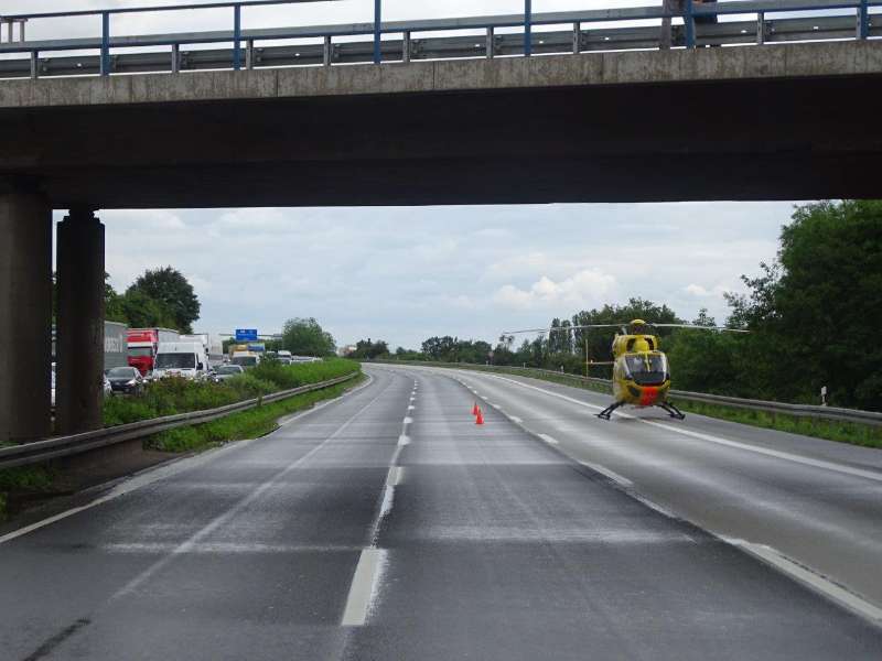 Der Rettungshubschrauber aus Mainz landete auf der Autobahn (Foto: Feuerwehr Wiesbaden)