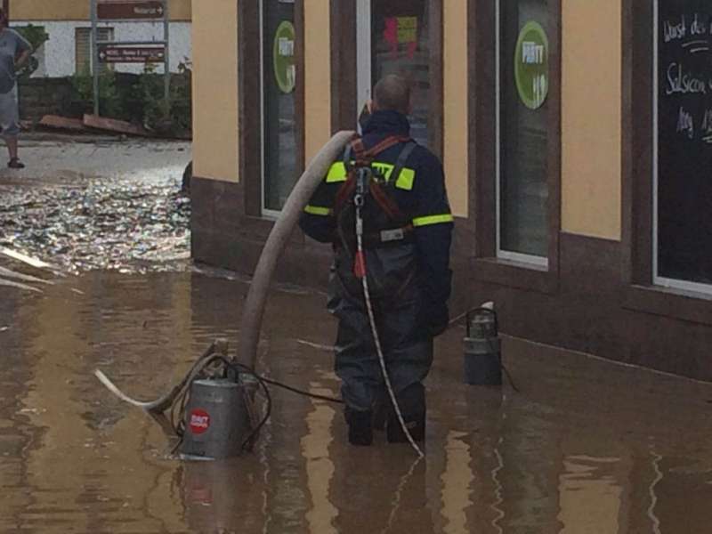 Noch immer stehen Wasser und Schlamm knietief in den Straßen von Stromberg (Foto: THW)