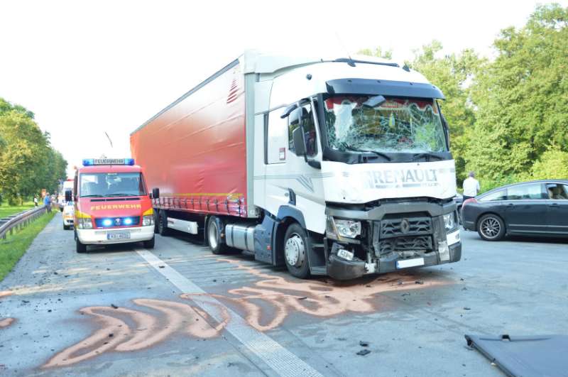 Der aufgefahrene LKW (Foto: Feuerwehr Bruchsal)