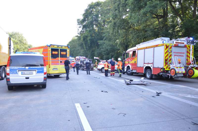 Einsatzkräfte auf der BAB 5 (Foto: Feuerwehr Bruchsal)