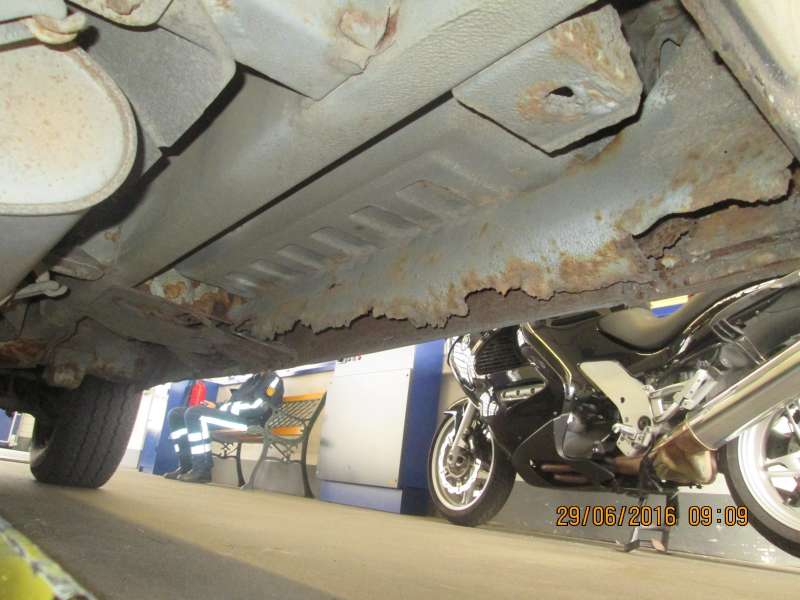Der Unterboden des Fahrzeugs ist durchgerostet (Foto: Polizei)
