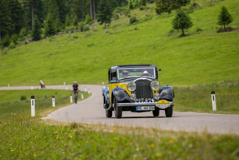 Idyllische kurvenreiche Straße (Foto: ADAC Deutschland Klassik)