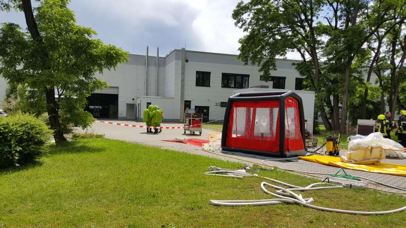 Ein Dekonplatz wurde aufgebaut (Foto: Sven Buerholt)