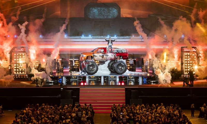 Ein Spielzeugauto verwandelten die Ehrlich Brothers in einen 8t schweren, 2000 PS starken Monstertruck (Foto: Ralph Laarmann)