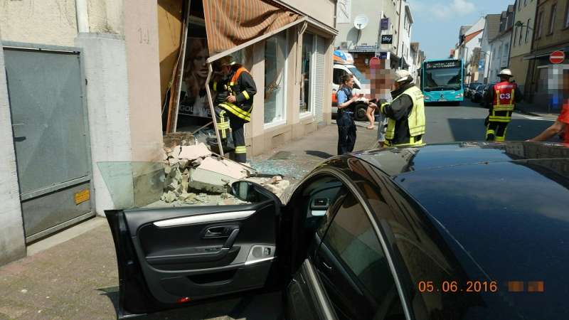 Der PKW prallte gegen die Hauswand (Foto: Feuerwehr Frankfurt am Main)