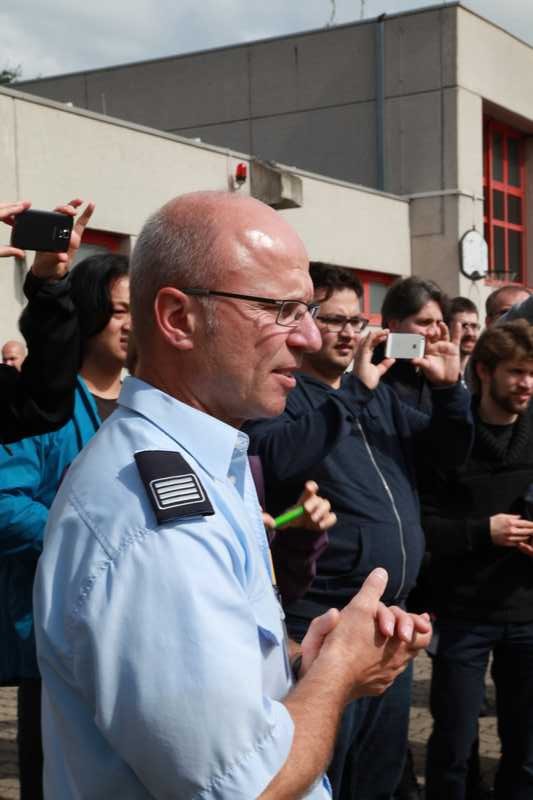 Frank Bohm Leiter der Feuerwehrwache 2 und 3 hat alles im Blick und erklärt den angehenden Notärzten die Vorgehensweise seiner Kollegen