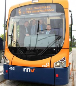 Erster Bürgermeister und ÖPNV-Dezernent Christian Specht, die rnv-Geschäftsführer Christian Volz und Martin In der Beek und Marcus Geithe, Geschäftsführer der MVV Verkehr GmbH, testen die neue Bahnstrecke. Am Samstag dürfen auch die Bürger kostenlos Probe fahren. (Foto: Stadt Mannheim)