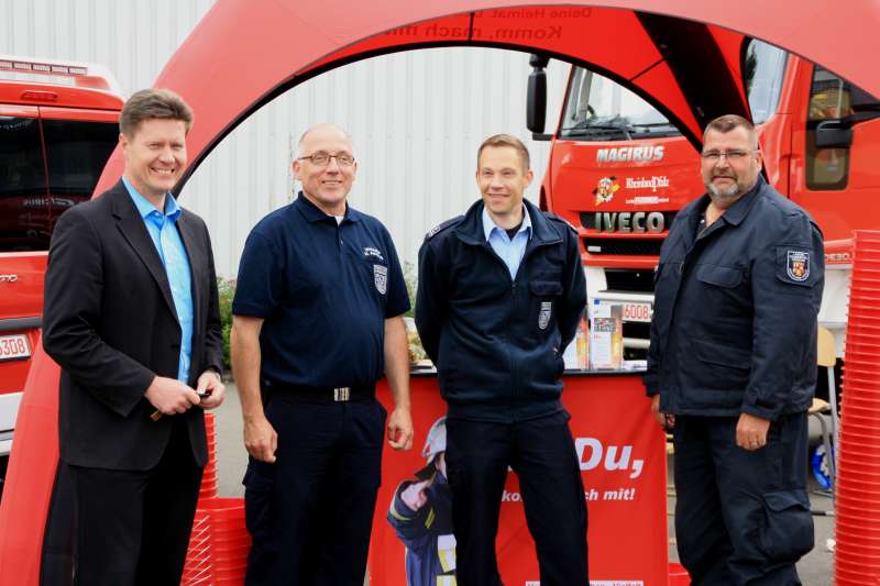 Bürgermeister Harald Westrich, Wehrleiter Matthias Apfelbeck, stv. Wehrleiter Hendrik Braun und Eckhard Schwabe, Medienreferent des Landesfeuerwehrverbandes (Foto: Feuerwehr VG Otterbach-Otterberg)