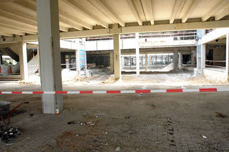 Im Vordergrund stand der Schulkiosk. Man sieht durch die ehemalige Eingangshalle über das Forum bis hin zum zweiten Innenhof. Hier sind bereits die Glasfassaden, die Sitzstufen der Innenhöfe sowie die ehemalige Bodenplatte abgebrochen worden. In diesem Bereich werden Aula und Theater entstehen. (Foto: Stadtverwaltung Rheinstetten)