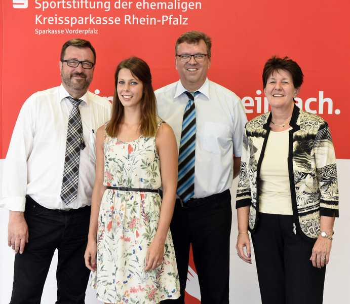 Die Sparkasse Vorderpfalz freut sich im Lichtenberger-Saal ihres Anwesens am Berliner Platz Ludwigshafen die Foerdergelder der Sportstiftung der ehemaligen Kreissparkasse Rhein-Pfalz an die Empfaenger ueberreichen zu koennen, hier rahmen der BM VG Roemerberg-Dudenhofen Manfred Scharfenberger, Landrat Clemens Koerner und Vorstandsmitglied Elke Rottmueller Lisa Muenzer aus Harthausen ein