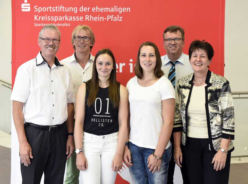 Die Sparkasse Vorderpfalz freut sich im Lichtenberger-Saal ihres Anwesens am Berliner Platz Ludwigshafen die Foerdergelder der Sportstiftung der ehemaligen Kreissparkasse Rhein-Pfalz an die Empfaenger ueberreichen zu koennen, hier rahmen der BM Roedersheim, der BM VG Dannstadt-Schauernheim Stefan Veth, Landrat Clemens Koerner und Vorstandsmitglied Elke Rottmueller die Empfaenger Lena und Lisa Bringsken aus Roedersheim-Gronau ein