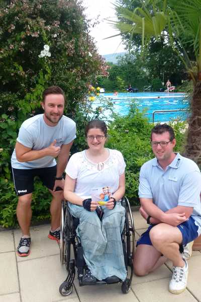 Lisa Frommer mit Philipp Nickler (l.) und Tobias Hornisch vom Thermalbad-Team. Sie schätzt dort besonders den barrierefreien Zugang.