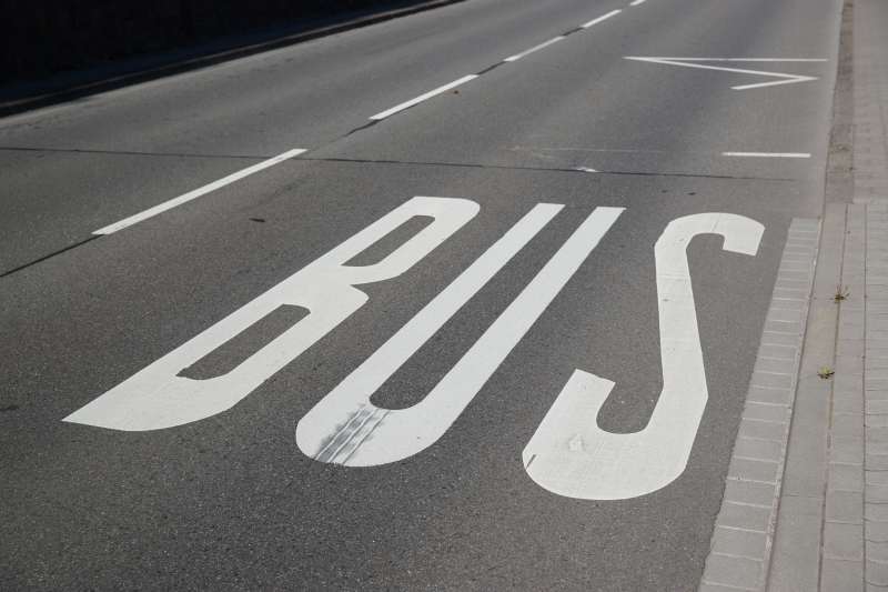 BUS-Markierung in horizontaler Schreibweise. (Foto: Metropolnews)