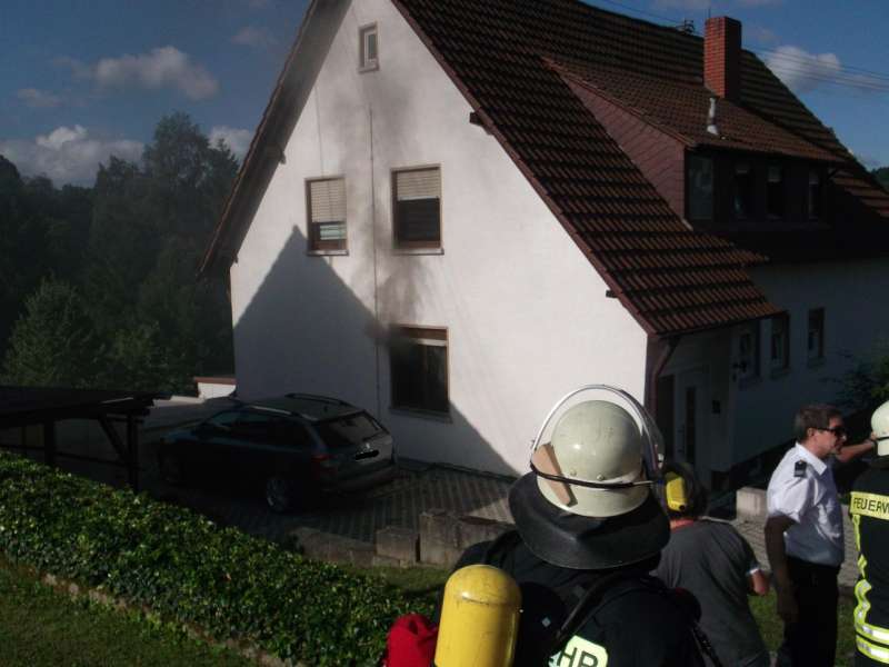 Gebäude während der Brandbekämpfung (Foto: Feuerwehr VG Otterbach-Otterberg)