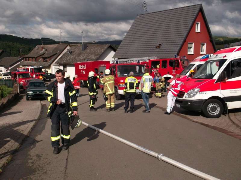 Blick auf die Bergstraße nach der Brandbekämpfung (Foto: Feuerwehr VG Otterbach-Otterberg) 