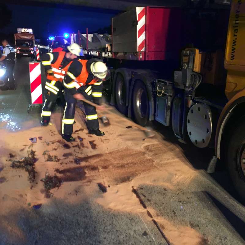 Der Kran des LKW blieb an der Brücke hängen (Foto: Sven Buerholt)