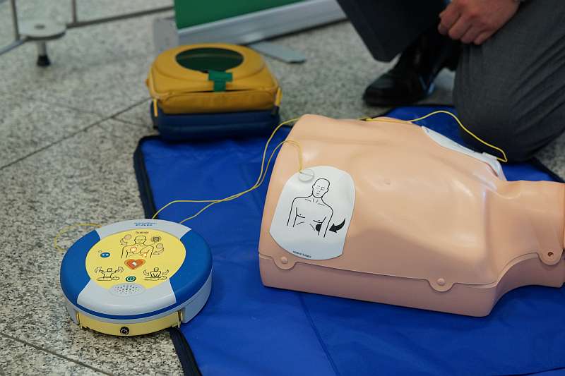 Anwendung des AED am Phantom (Foto: Holger Knecht)