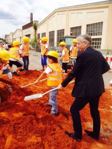 OB Klaus Weichel mit Kindern der Kindergärten Auf dem Seß und Spycherer Straße (Foto: Stadtverwaltung Kaiserslautern)