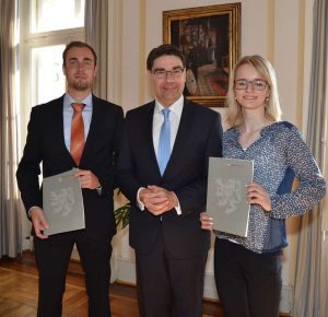 Oberbürgermeister Thomas Hirsch (Mitte) mit den Stadtinspektoren Florian Bayer (links) und Julia Mayer (rechts) (Foto: Stadt Landau in der Pfalz)