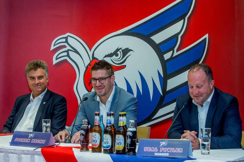 Jochen Hecht im Trikot der Adler Mannheim. Das Podium der Pressekonferenz (v.l.n.r.): Matthias Binder (Geschäftsführer Adler Mannheim), Jochen Hecht, Teal Fowler (Manager Adler Mannheim) (Foto: Sörli Binder / AS-Sportfoto)