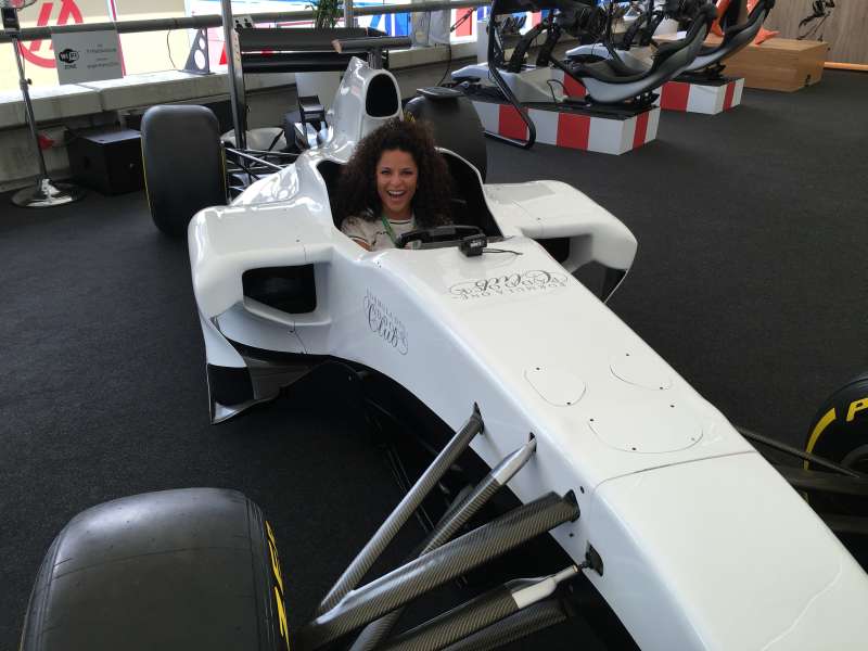Patricia Meeden im Formel1-Rennwagen (Foto: BB Promotion)