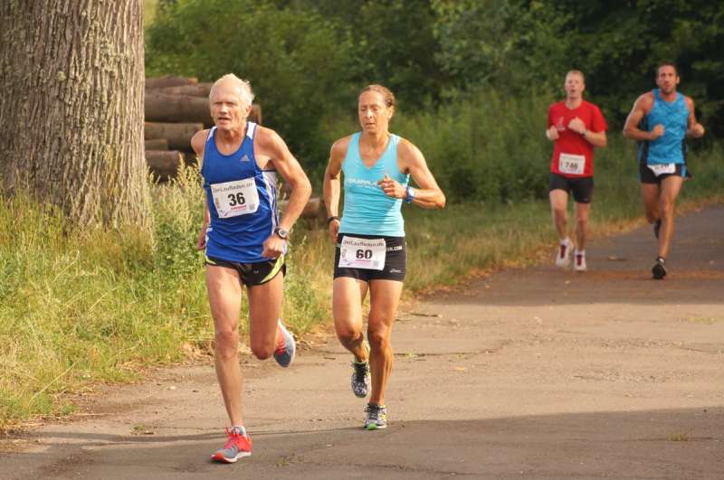 Augen zu und durch! Siegerin Julia Brengel-Keck neben Gerald Reimer, Sieger der M55 (Foto: 1.FCK, Abteilung Running)