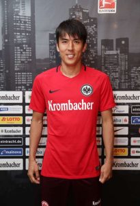 Das neue rote Trikot (Foto: Eintracht Frankfurt)