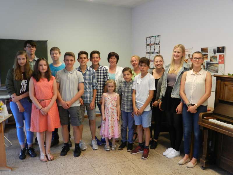 v.l.: Hannah Radke, Laura Kropp, Alexander Adam, Marko Kropp, Marton Kobel, Niklas und Felix Fritz, Julia Kropp, Lilli Wolf, Renzo Slotos, Pia Neumann, Daniel Slotos, Lene Lendle, Theresa Baum, Nora Dietrich. (Foto: Thomas Fritz)