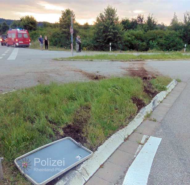 Zuerst überfuhr er diese Verkehrsinsel