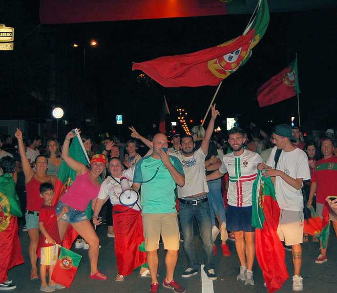 Friedliche Feier - Portugiesische Fans in Kaiserslautern