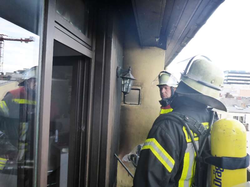 Kartonagen waren aus ungeklärten Umständen in Brand geraten (Foto: Feuerwehr Mainz)
