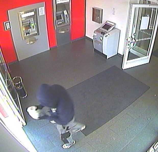 Der Täter im Foyer der Bank - Wer kann der Polizei Hinweise geben