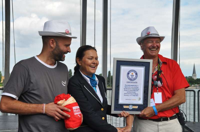 Geschafft! Als Repräsentantin der GUINNESS WORLD RECORDS (TM) überreichte Seyda Subasi Gemici die Urkunde an Jürgen Schmidt , mainzplus CITYMARKETING GmbH (rechts) und Cornelius Grisar Geschäftsführer der in der Nähe von Mainz ansässigen LA SIESTA GMBH. (Foto: LA SIESTA GmbH)