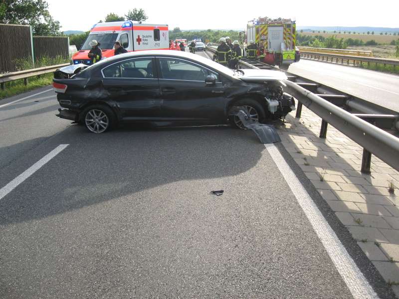 Das getroffene Fahrzeug stellte sich quer zur Fahrbahn (Foto: Feuerwehr Bad Kreuznach)