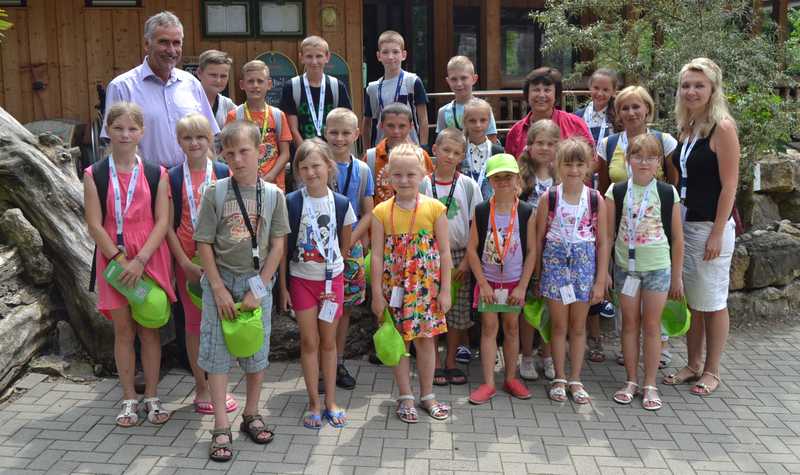Auch der Verein „Kinder von Shitkowitschi“ führt aktuell einen Erholungsaufenthalt für weißrussische Kinder in der Pfalz durch. Beigeordneter Rudi Klemm begrüßte die Teilnehmerinnen und Teilnehmer im Zoo.