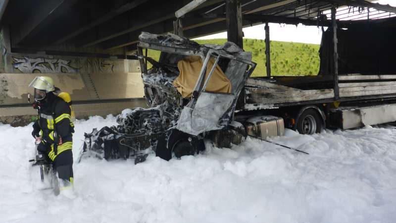 Für den LKW-Fahrer kam jede Hilfe zu spät (Foto: Feuerwehr Mainz)