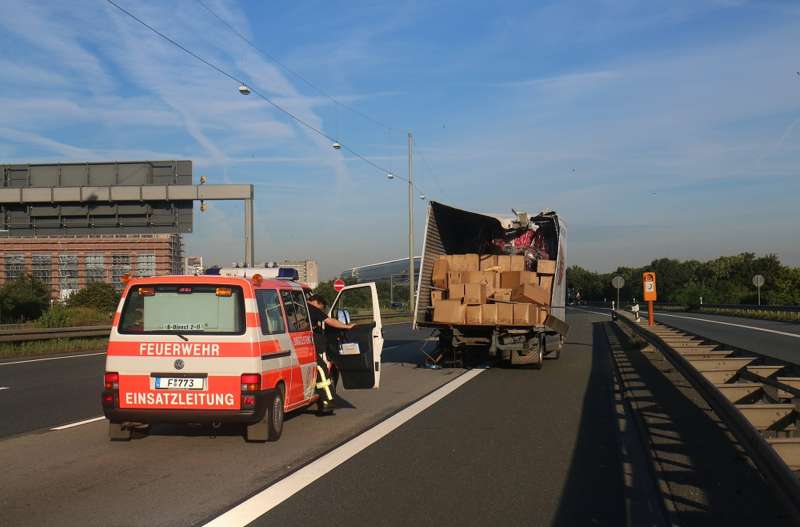 Lkw wies erhebliche Beschädigungen auf (Foto: Feuerwehr Frankfurt am Main)