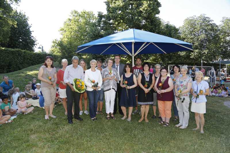 Für das engagierte Kindergartenteam und die Gäste gab es Blumen (Foto: Pfeifer)