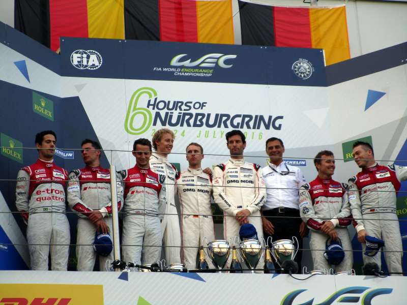 Das Porsche-Weltmeistertrio mit Timo Bernhard (Bildmitte), Brendon Hartley und Mark Webber feierte auf dem Nürburgring ihren ersten Saisonsieg (Foto: Michael Sonnick)